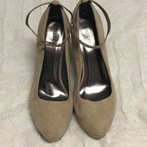 Like new suede tan heels